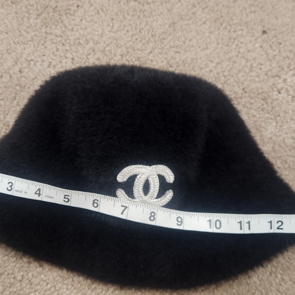 CHANEL Elegant Black Fuzzy Hat - Picture 5 of 6
